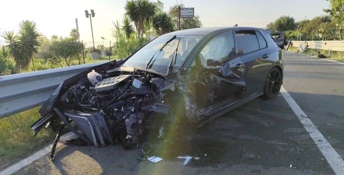 Scontro tra due auto a Pietrapaola, otto persone coinvolte