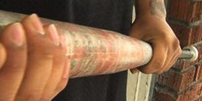 Colpito alla testa con mazze da baseball e con pugni per pagare “u dovericchio” alla cosca: tre arresti a Cropani