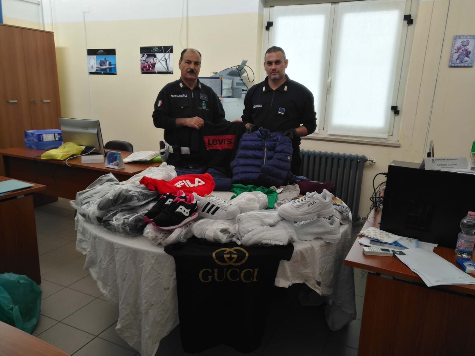 Sequestrata merce contraffatta al mercato di Isola Capo Rizzuto