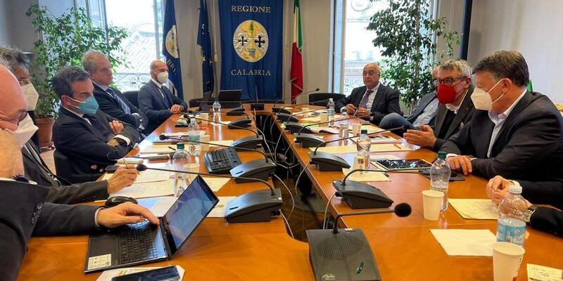 Cgil, Cisl e Uil in campo con i leader: «Il governo finanzi la Statale 106 nella legge di bilancio»