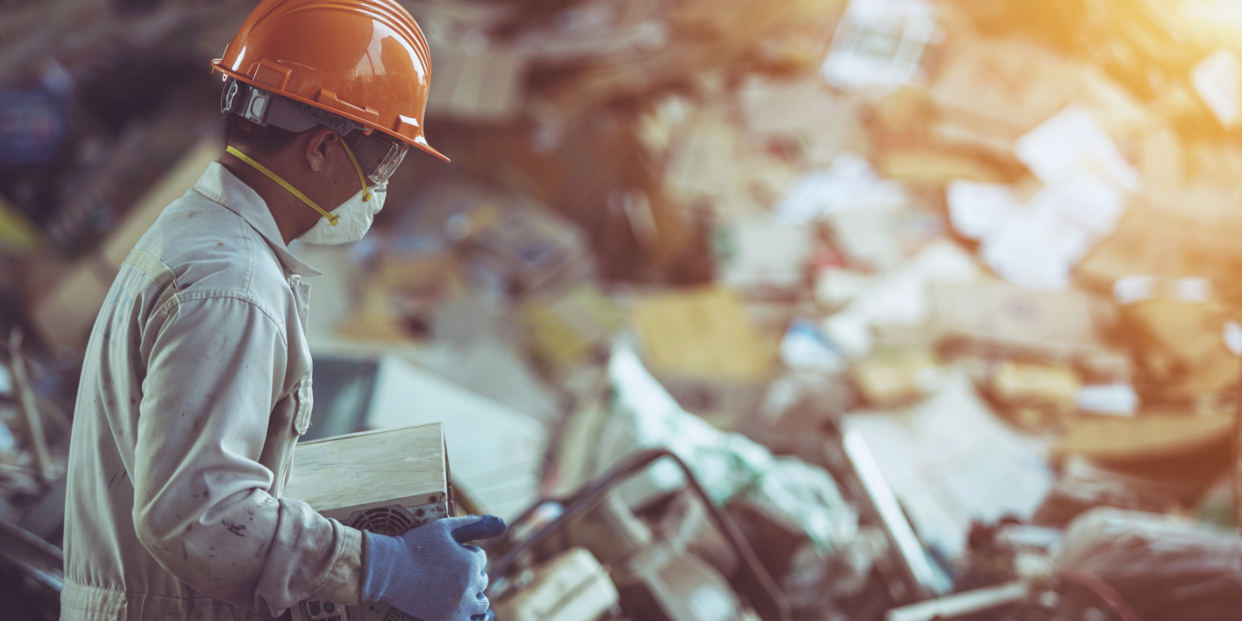 A Rizziconi il centro di stoccaggio senza autorizzazioni: tra i rifiuti batterie al piombo e schede elettriche – FOTO