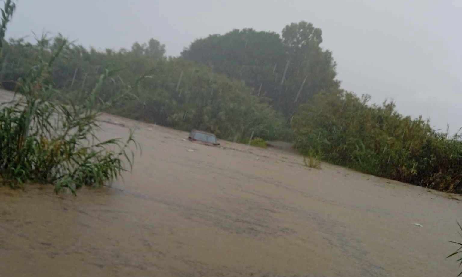 Paura a Locri, trentunenne trascinata dal fiume e intrappolata nell’auto: i vigili del fuoco la salvano