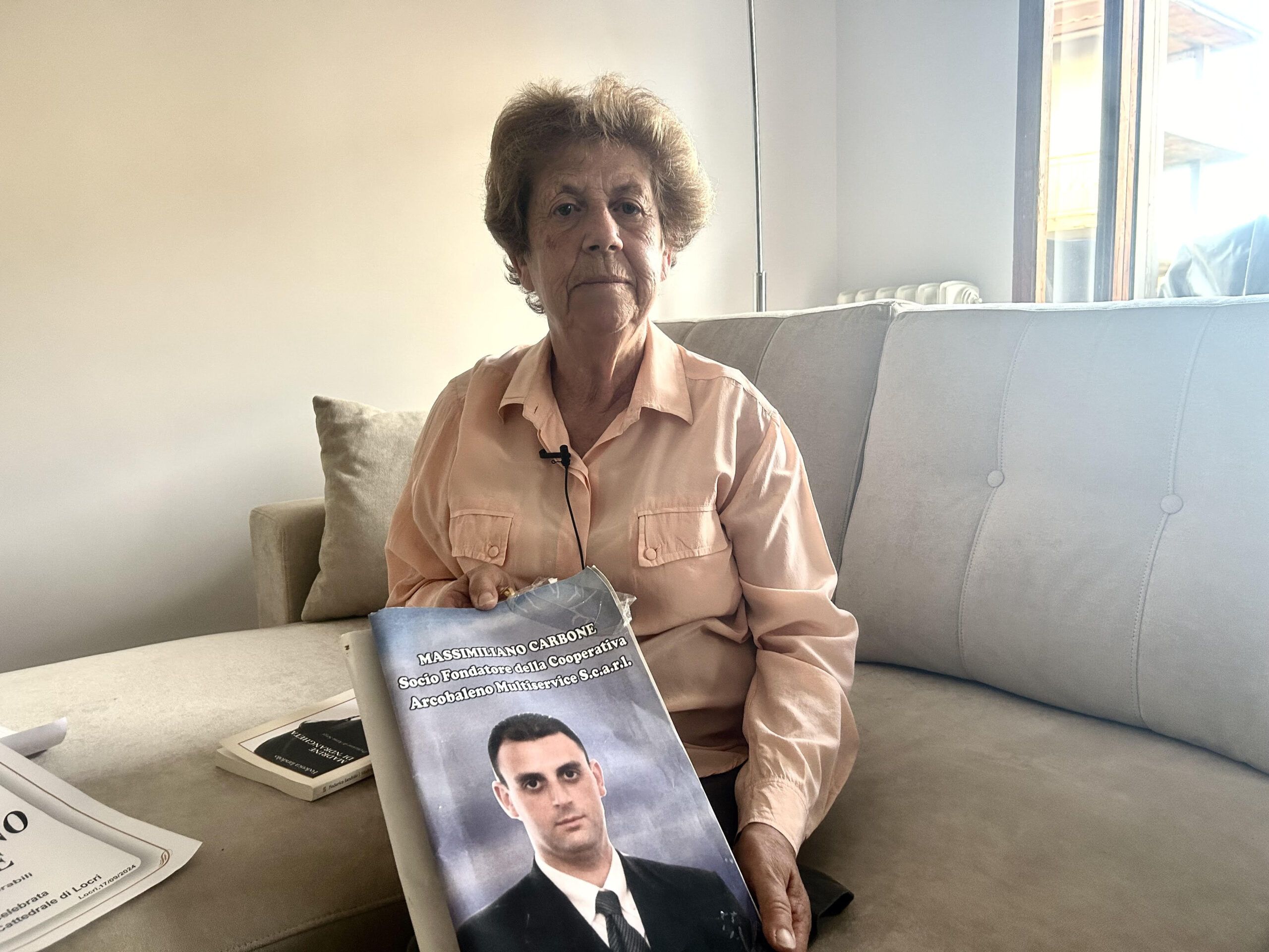 Liliana Carbone e il dolore per l’assassinio del figlio Massimiliano: «Vent’anni senza giustizia» – VIDEO