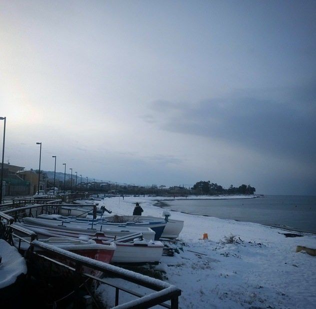 La neve imbianca i centri del Reggino