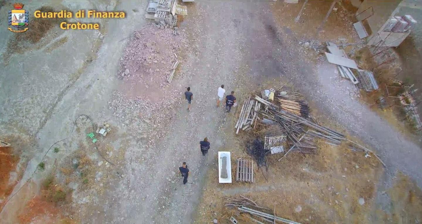 Cutro, giovane costretto a lavorare nei campi 18 ore al giorno – VIDEO