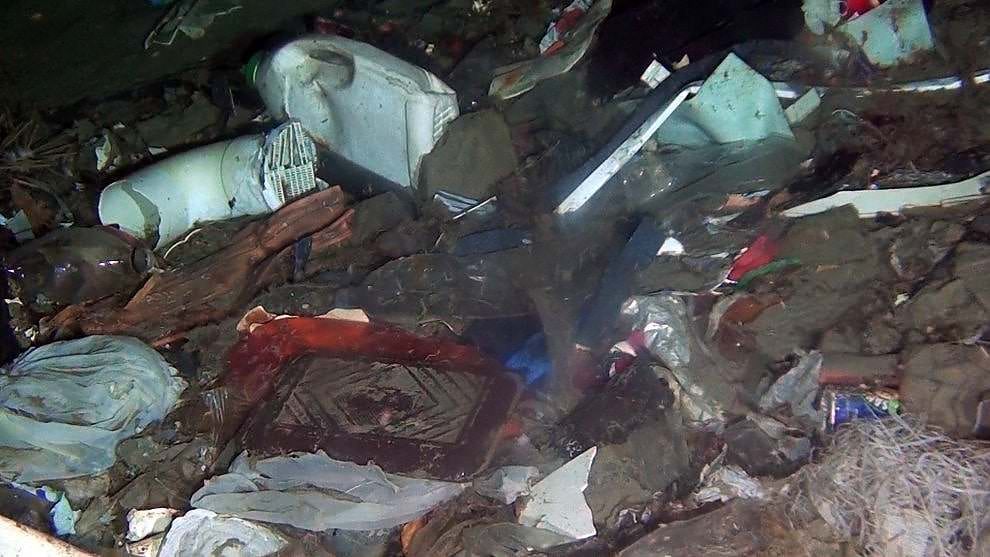 Lo Stretto di Messina trasformato in discarica