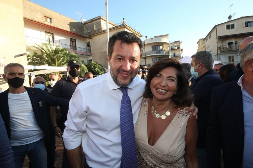Salvini a Corigliano Rossano con Loizzo: «Trenta miliardi contro il caro bollette»
