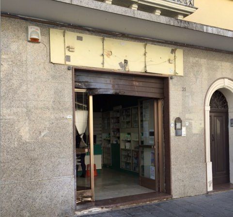 Lamezia, farmacia devastata da una bomba