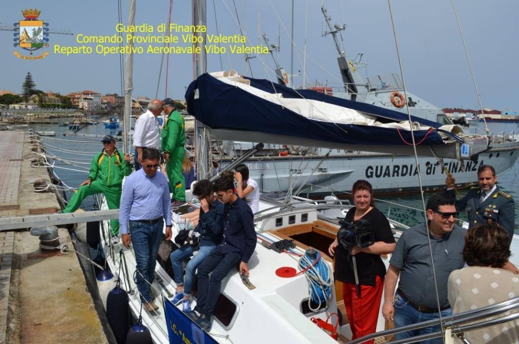 Vibo, la Gdf dona alla scuola un veliero confiscato