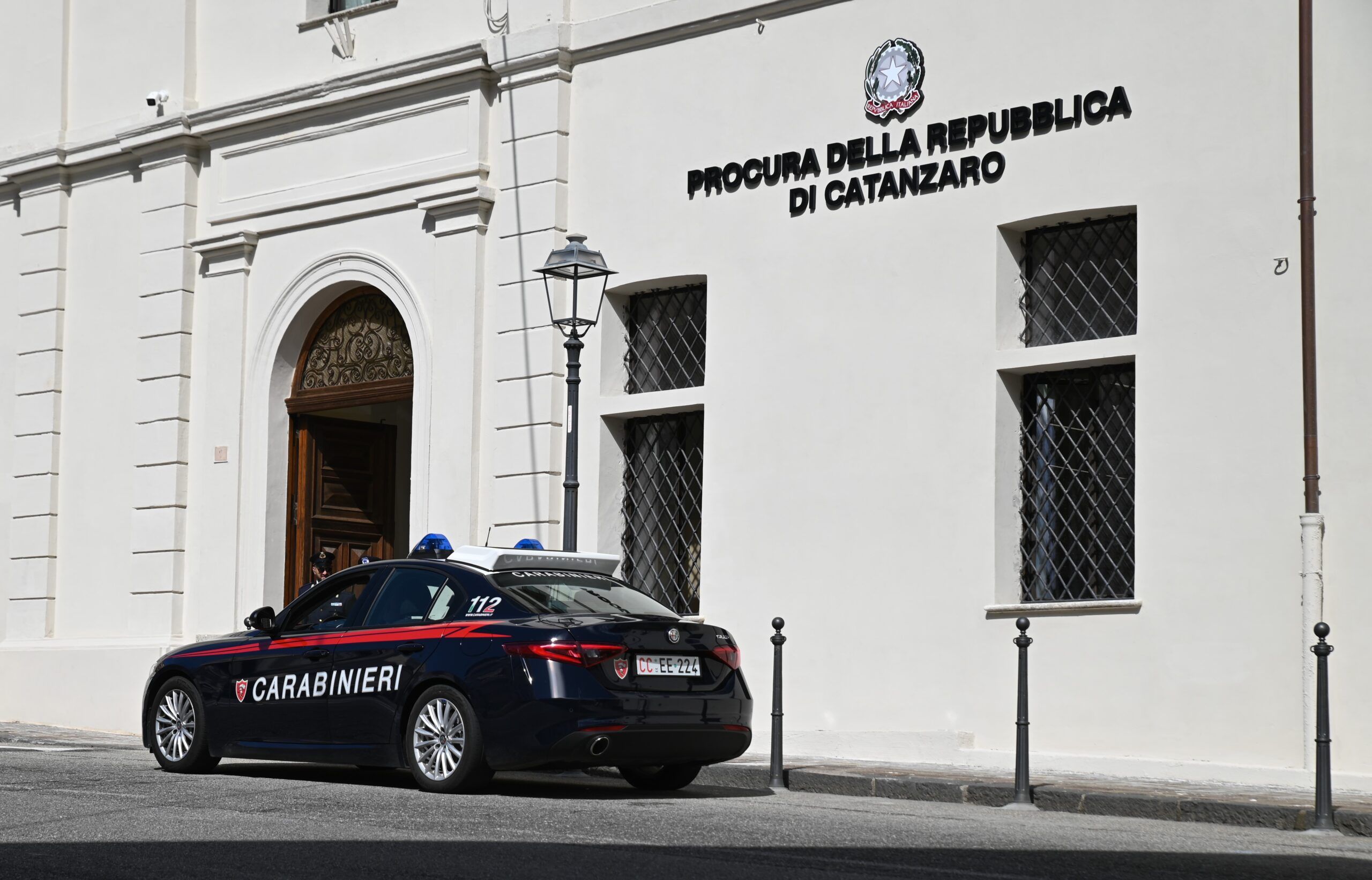 Sfonda un finestrino e ruba una borsa, arrestato rapinatore a Catanzaro