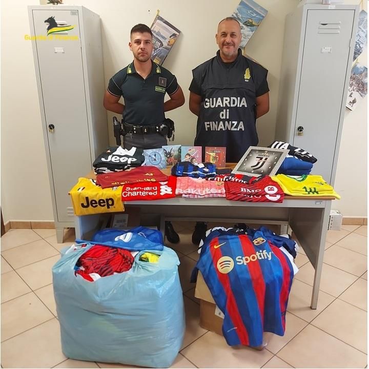 Abbigliamento sportivo e orologi contraffati: sequestri della GdF nel Catanzarese, 2 denunciati
