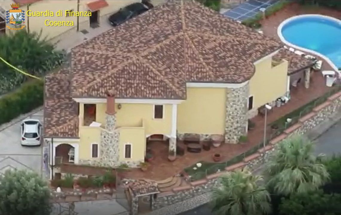 Sequestro da due milioni a Paola, c'è anche una maxi villa con piscina