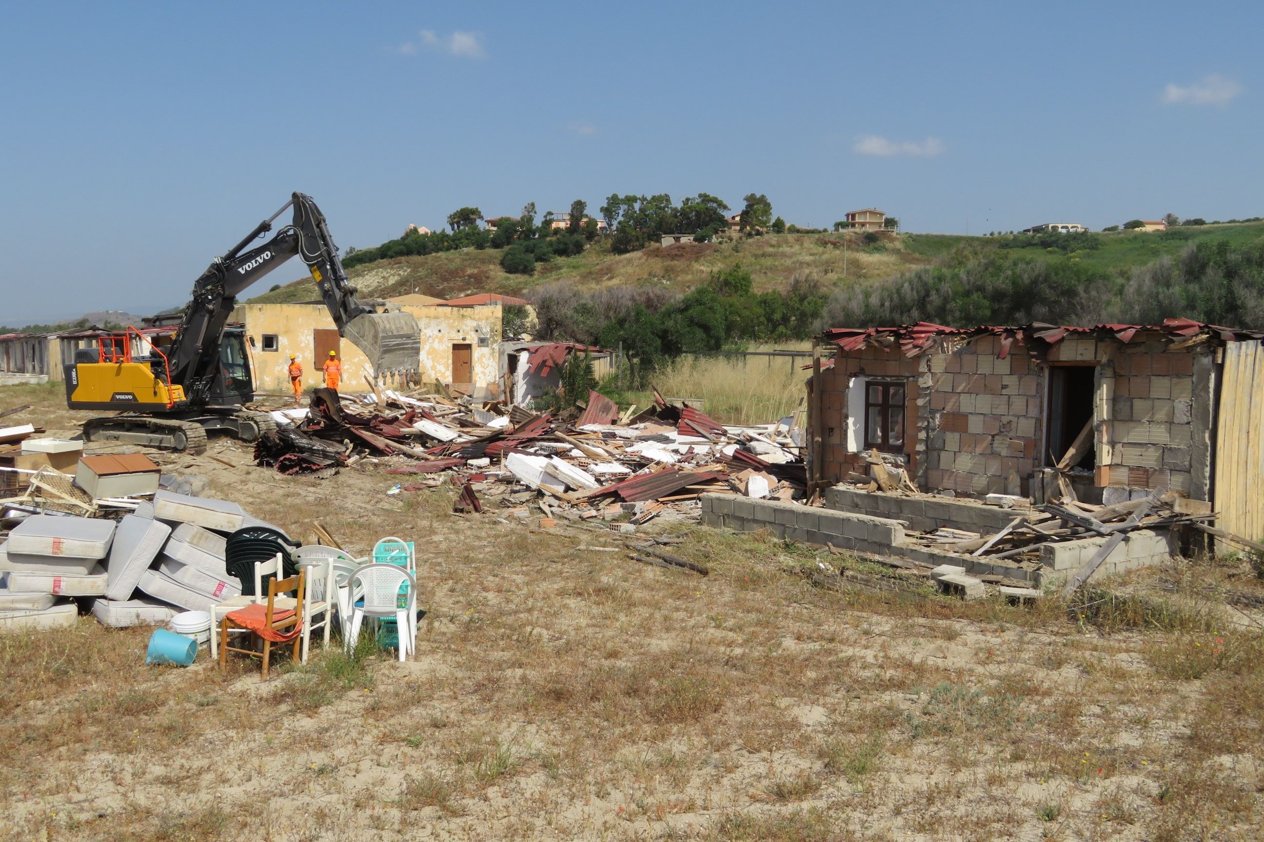 Cutro, demolito stabilimento balneare abusivo