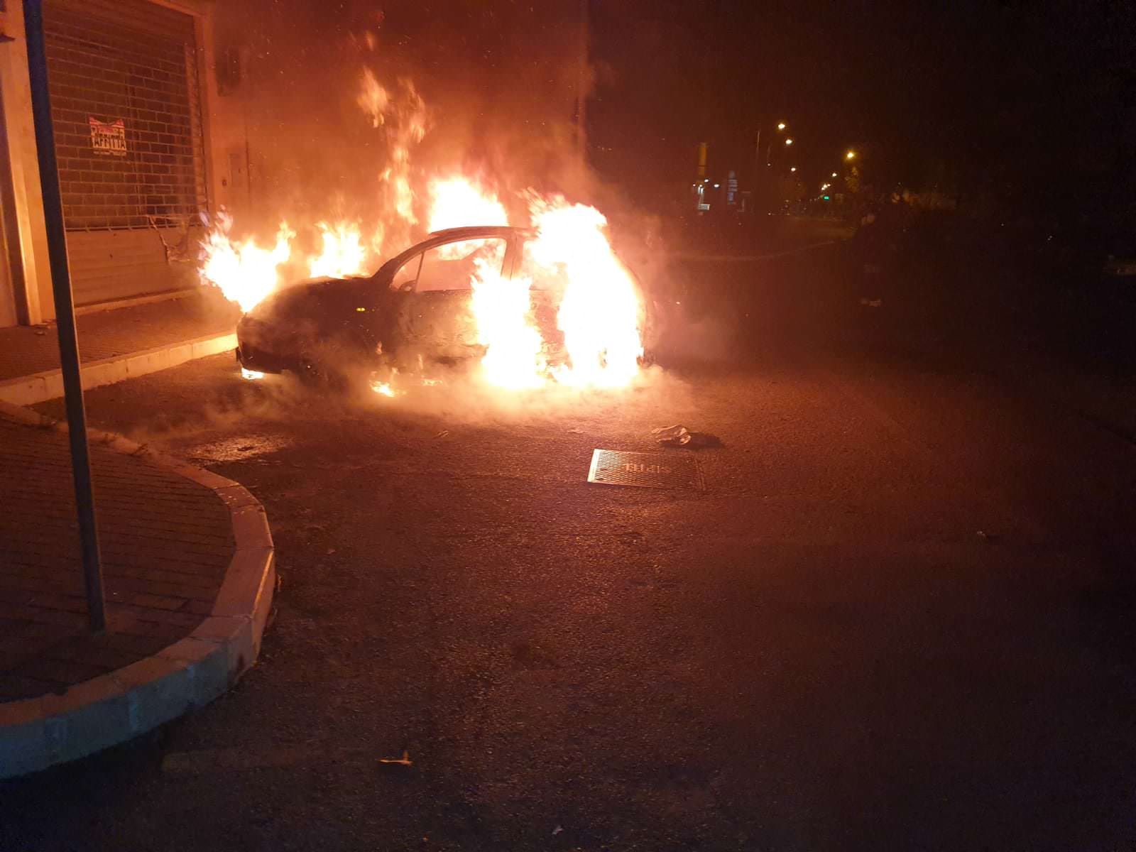 Ennesimo rogo a Corigliano Rossano: 17 i mezzi incendiati in una settimana