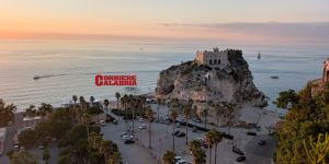 Massi si staccano dalla rupe e cadono in acqua a Tropea, paura tra i bagnanti. In cinque feriti lievemente