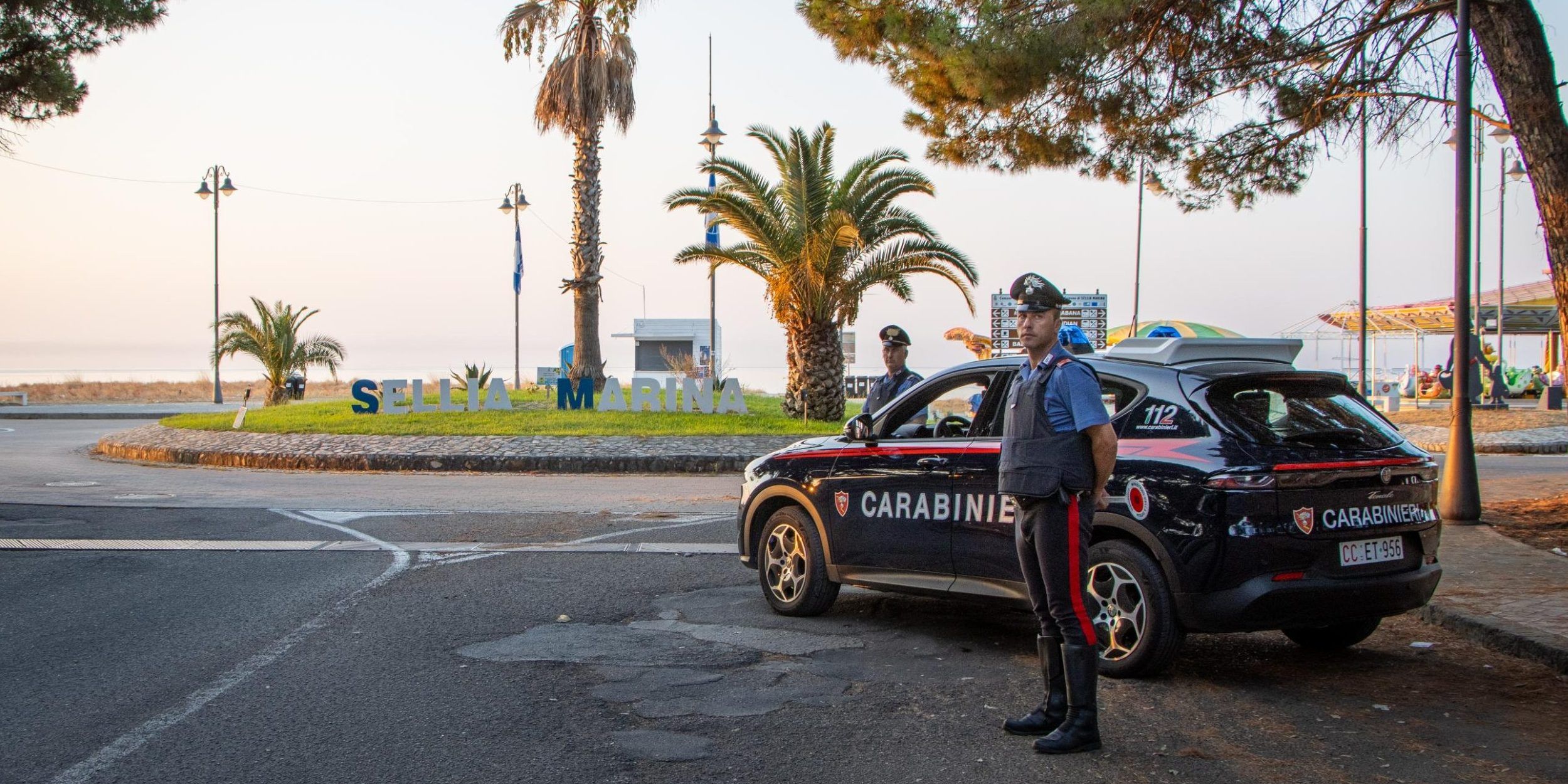 Alcolici dopo la mezzanotte, sequestrati distributori automatici fuori da un bar a Sellia Marina