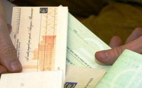 Pagavano merce con assegni rubati, arrestati due cosentini