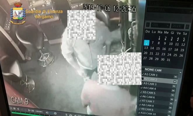 Pestato e rapito per un debito da 12mila euro, due calabresi vicini ai clan arrestati a Bergamo – VIDEO