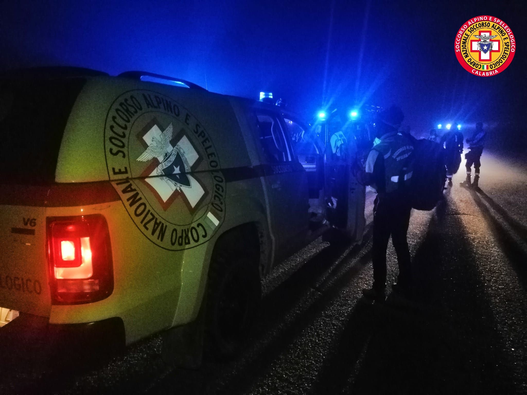 Auto fuori strada sul ghiaccio, in azione il soccorso alpino nel Cosentino