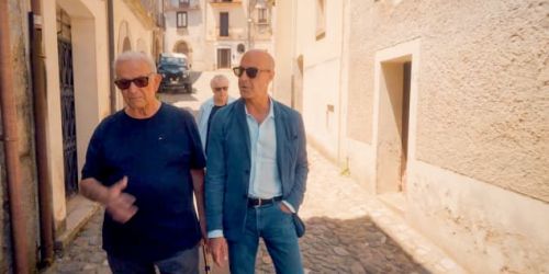 I “mafiosi” di Stanley Tucci e il dialetto calabrese cancellato dal suo film