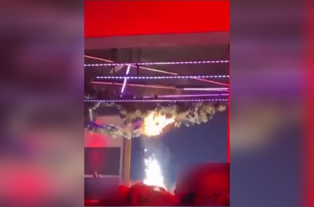 Incendio di addobbi sul soffitto, chiusa una discoteca – VIDEO
