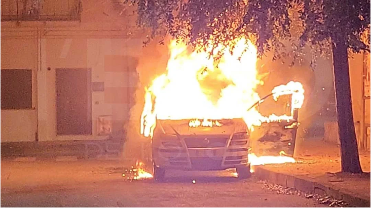 Trebisacce, in fiamme un’auto in centro: i carabinieri indagano sulla pista dolosa