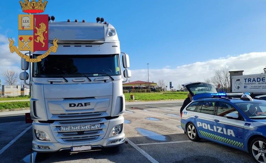 Si intrufolano su un tir convinti di raggiungere il confine. Il camion però era diretto in Calabria