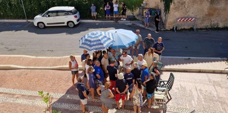 Non c’è acqua da una settimana, villeggianti in protesta davanti al comune di Isola Capo Rizzuto