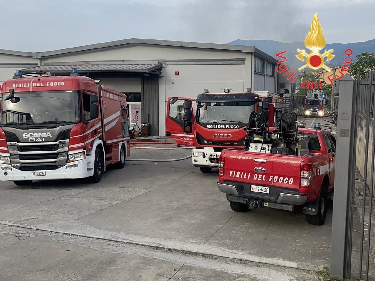 In fiamme un negozio a Montalto Uffugo, una persona ferita – FOTO