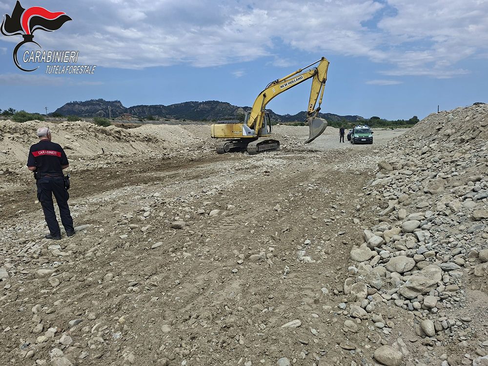 Furto di inerti dal Fiume Neto: due arresti e quattro persone deferite