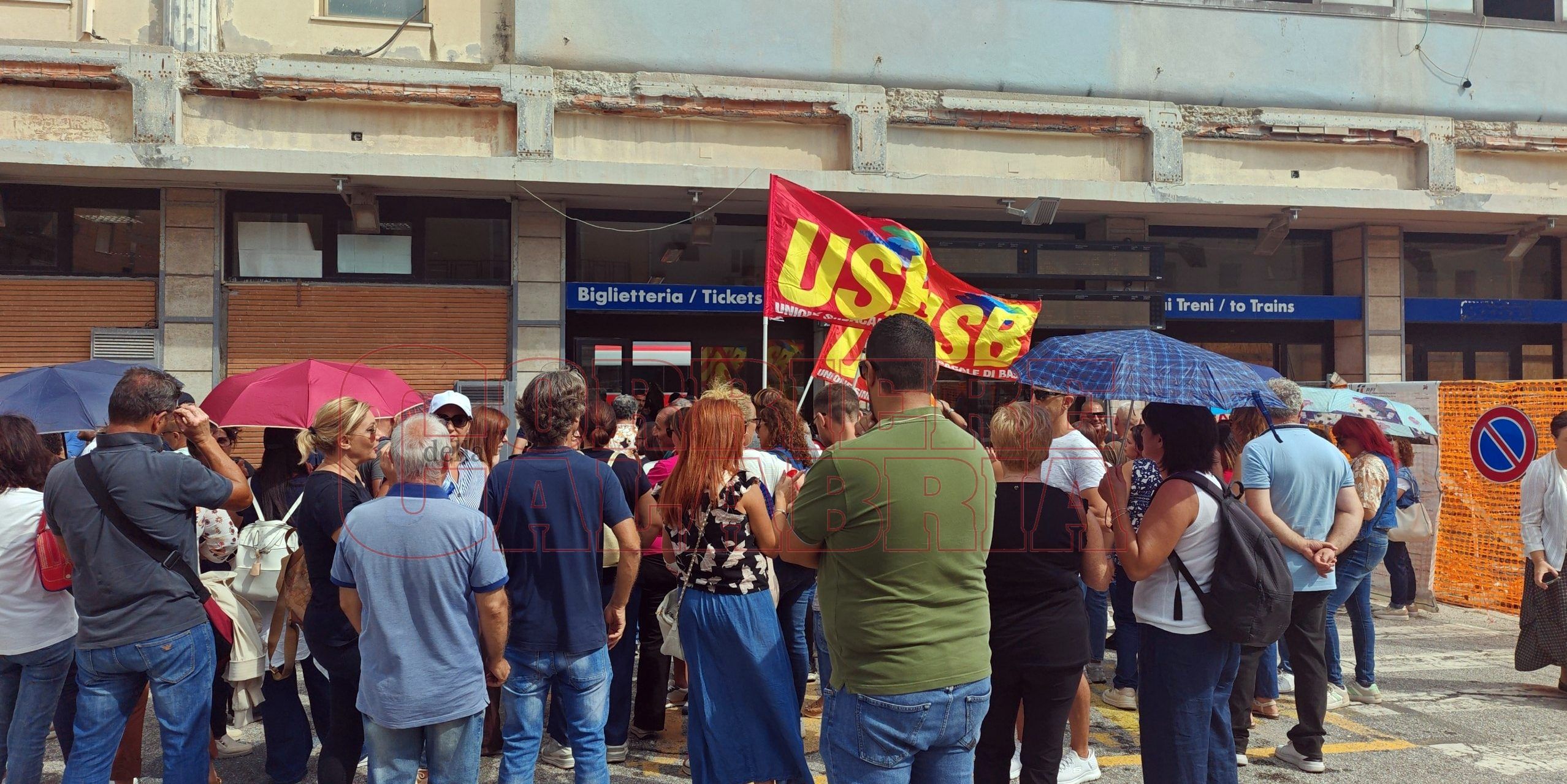 I “mille incerti” dei Tis in piazza a Lamezia fino alla stazione, poi l’intesa: fissato il vertice in Prefettura | FOTO E VIDEO