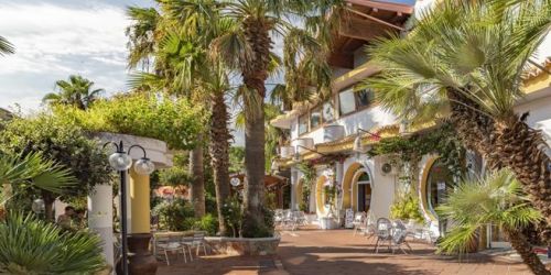 Il villaggio turistico della ‘Ndrangheta e l’imprenditore che preferisce «pagare i delinquentoni» del clan Mancuso