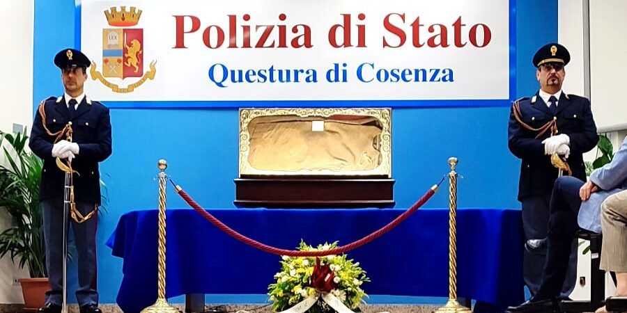 Cosenza, il Sacro Mantello di San Francesco di Paola ospitato in Questura – FOTO