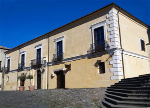 Chiuso il municipio di Altomonte, positivo un assessore