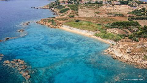 Demolite (dal proprietario) strutture abusive a Crotone