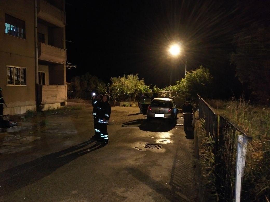 Bomba esplode sotto un'auto a Lamezia – VIDEO