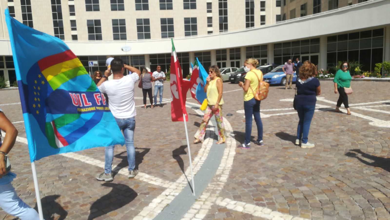 Sanità, sit-in dei precari alla Cittadella. La Cgil pubblica le schede dei lavoratori – I DATI