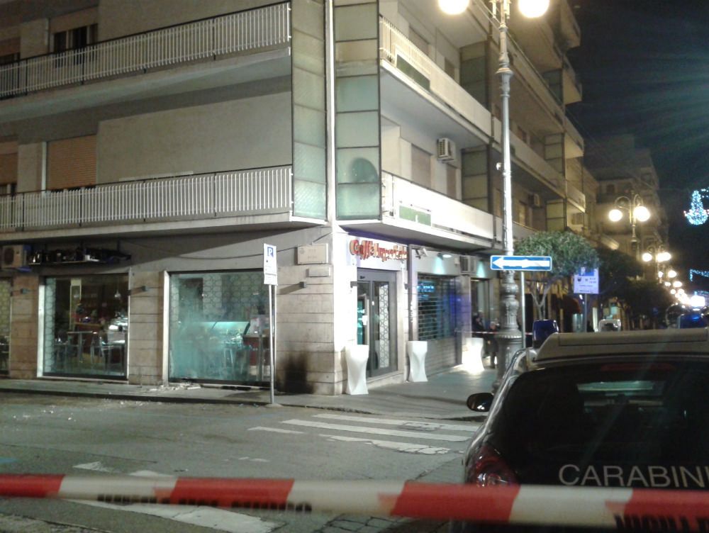 Lamezia, bomba davanti a un bar in centro