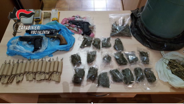Vibo, armi e droga in casa, una famiglia in manette