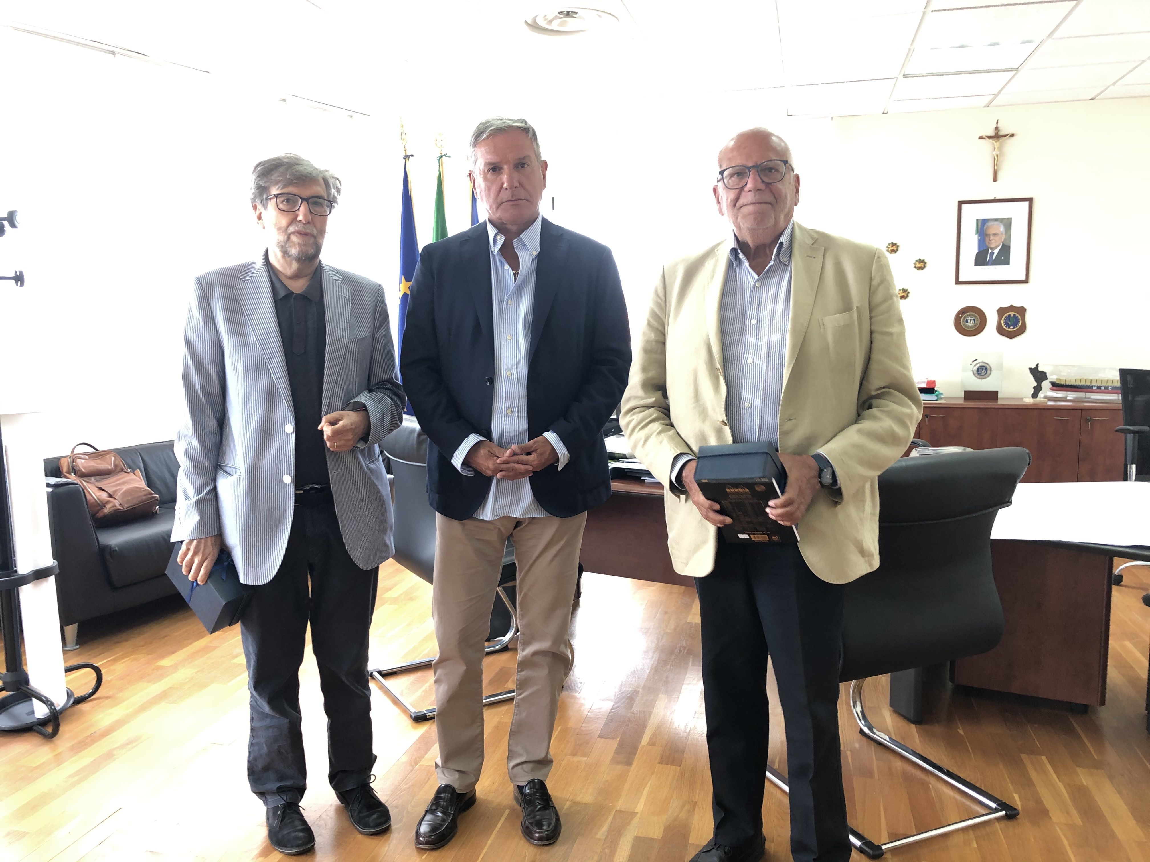 Il commissario del porto di Gioia riceve Galli Della Loggia e Aldo Schiavone