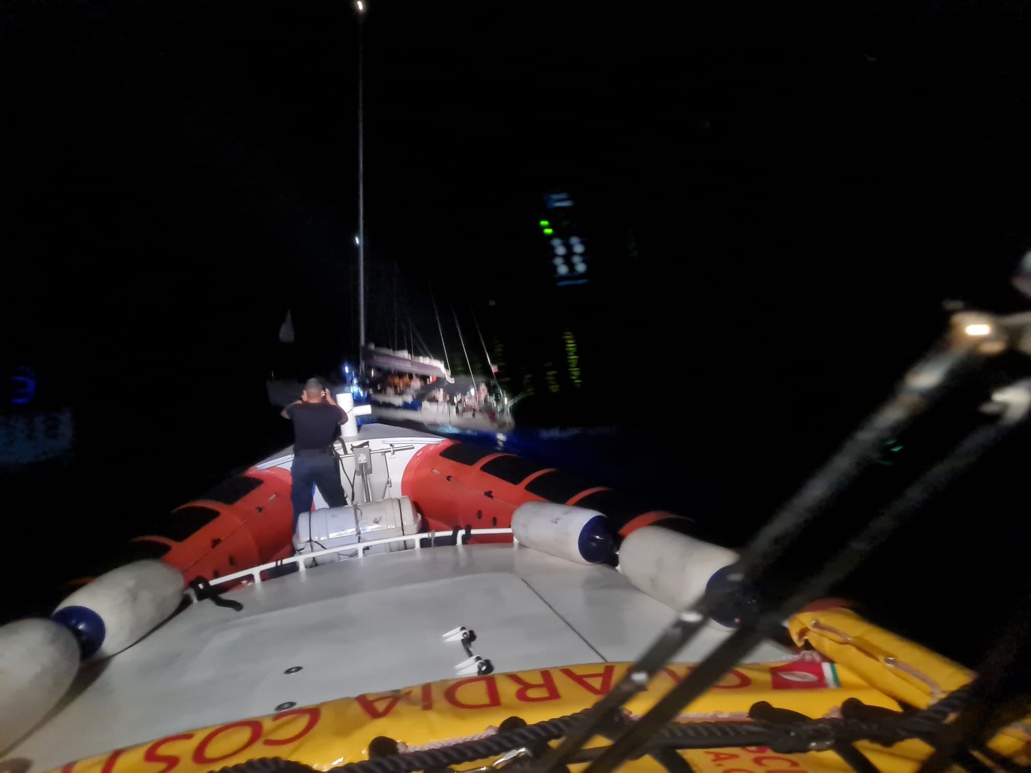 Roccella, sbarcati 185 migranti intercettati dalla guardia costiera