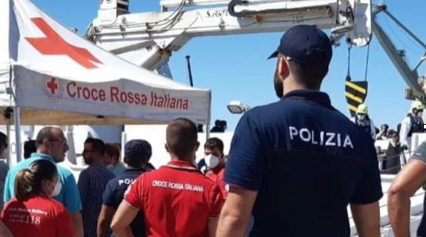 Sbarco a Crotone, due presunti scafisti “incastrati” dai video dei migranti