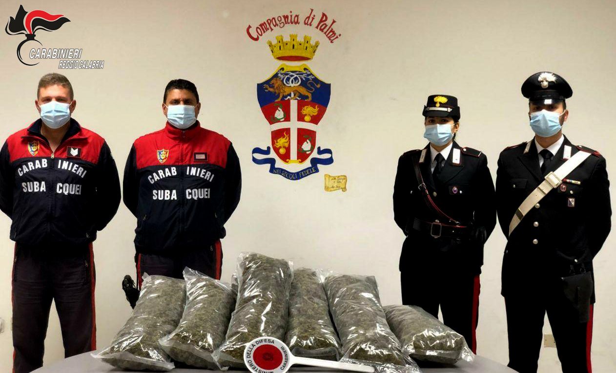 In barca con 10 chili di marijuana, due arresti nel Reggino