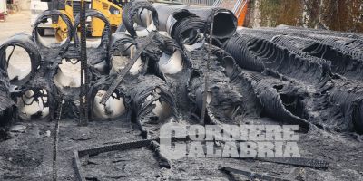 Torna l’ombra del racket a Vibo, il rogo nel cantiere del Terminal bus e la pista dolosa che riaccende l’allarme in città | FOTO E VIDEO