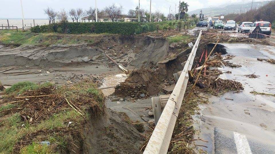MALTEMPO | Crolla statale 18 tra Falerna e Gizzeria