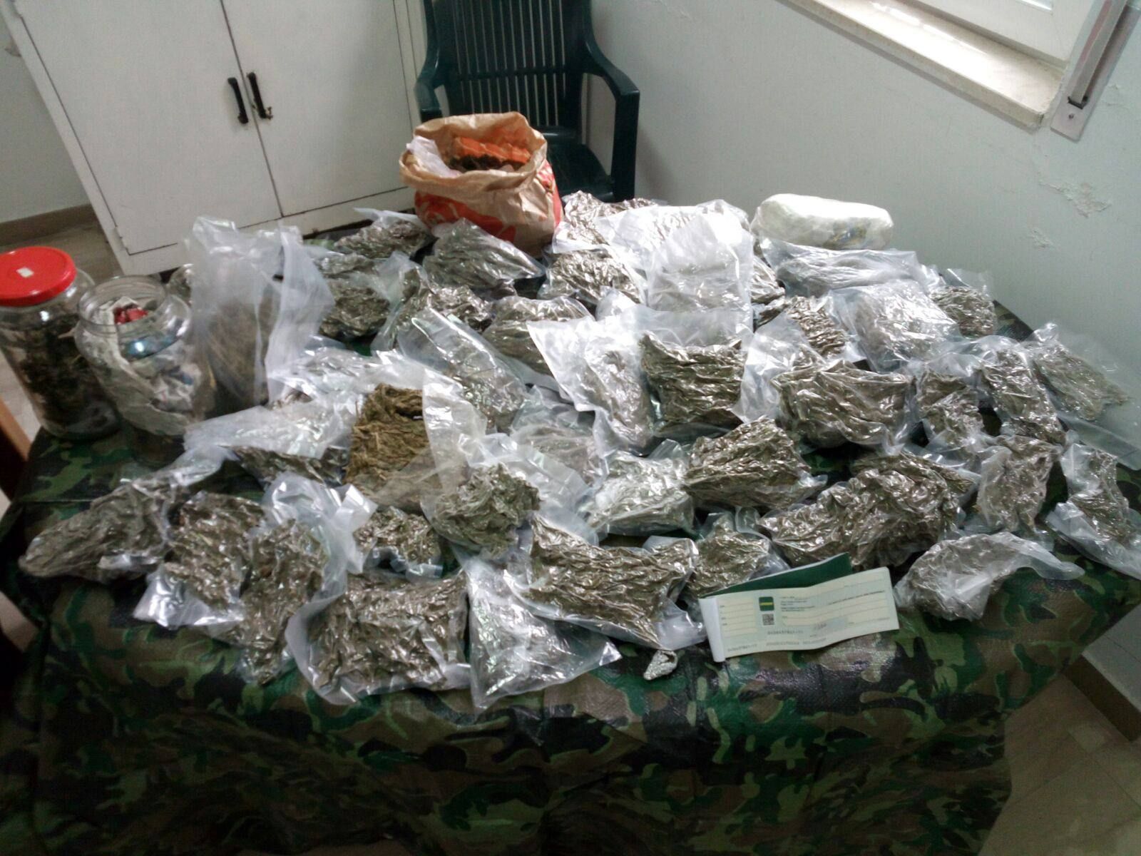 Un arsenale e 10 kg di marijuana trovati in un casolare nel Vibonese