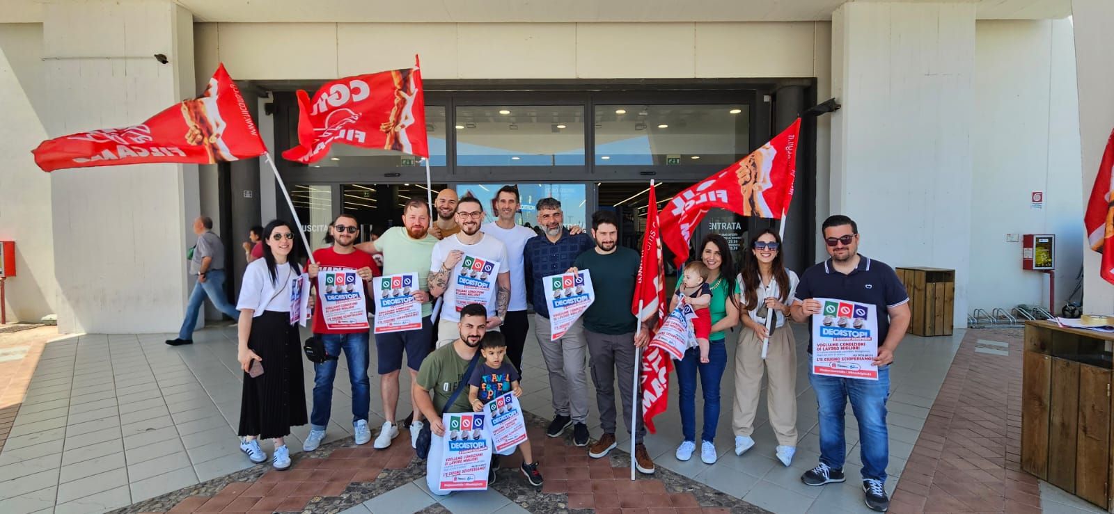 Gioia Tauro, lavoratori Decathlon in sciopero