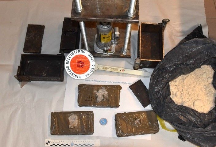 Nascondeva in casa oltre un chilo e mezzo di eroina, arrestato un 24enne a Cutro