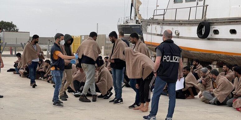 Nel porto di Roccella Ionica tre sbarchi in 16 ore