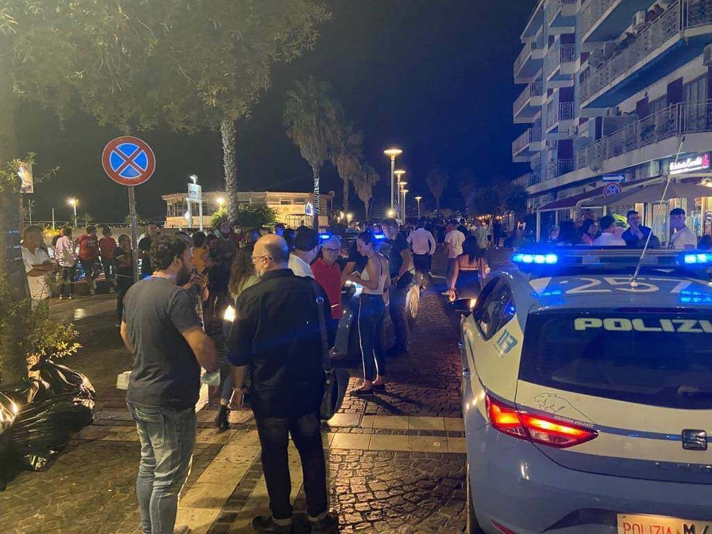 Gettano bandiere Lega in mare a Crotone, identificate 3 persone